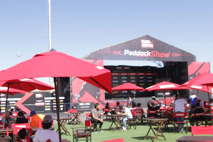 El paddock, el reducto para los fans que se codean con los pilotos