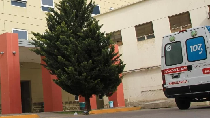 Lo goplearon con un martillo en la cabeza y quedó internado con cortes y traumatismo craneal