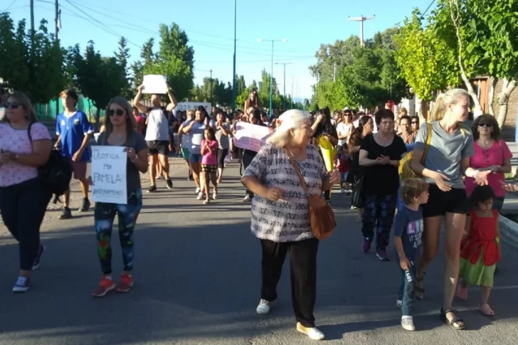 Ella, tranquila, alegre y de perfil bajo y él, miembro de una familia conflictiva y temida