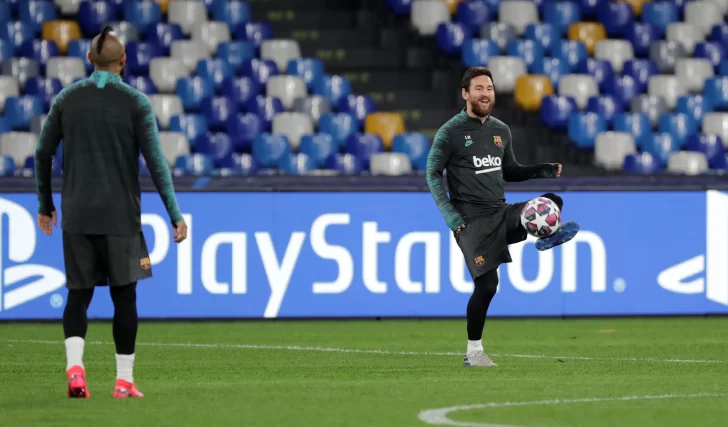 Messi juega en la casa de Diego en Nápoles