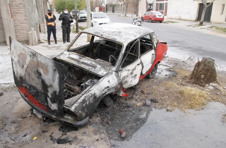 “Por evitar un auto”, chocó y se le incendió su vehículo