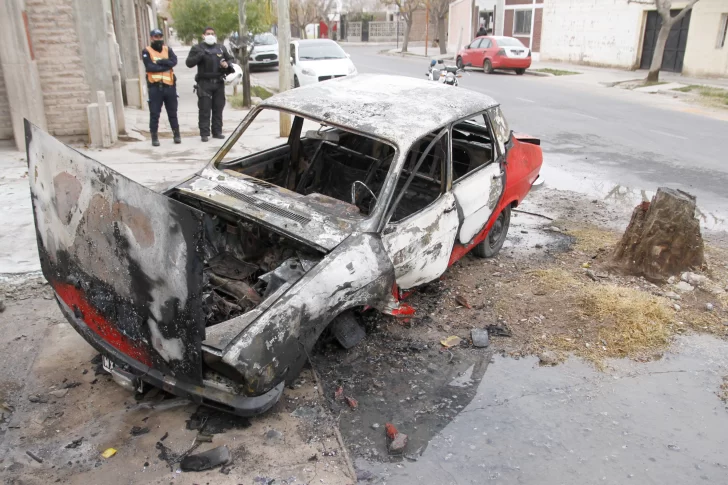 “Por evitar un auto”, chocó y se le incendió su vehículo