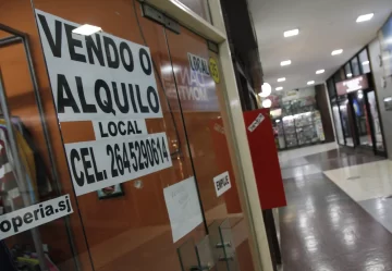 Para ahorrar costos, los negocios del centro se mudan a locales más chicos