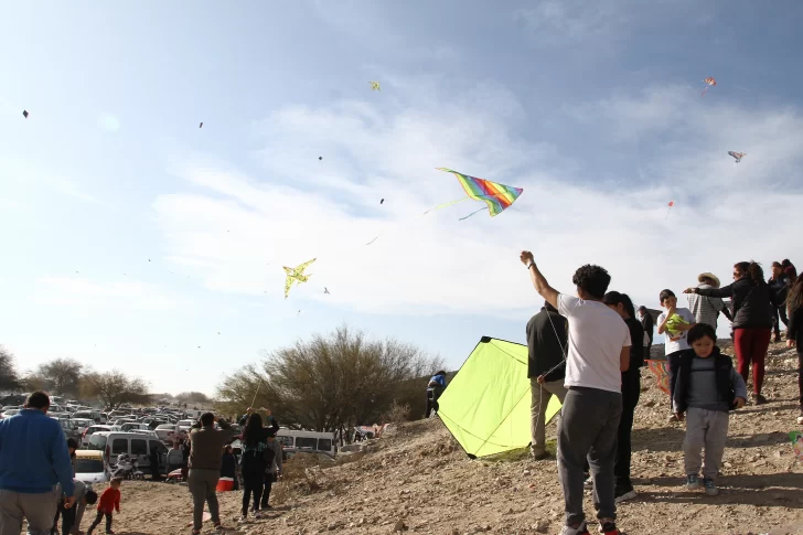 En familia, con mucha creatividad y con alegría llenaron de colores el cielo, con cientos de barriletes