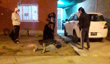 Vecinos atrapan a un ladrón y hacen turnos de noche para vigilar y frenar los robos