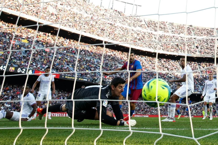 El gol del Kun no alcanzó en Barcelona