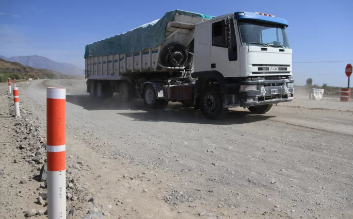 Quejas por la polvareda que levanta el desvío de la obra frenada de la Ruta 40