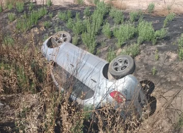 Vuelcan y se salvan de lo peor