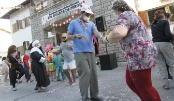 La alegría revolucionó a los abuelos y a los niños que se juntaron para festejar el carnaval