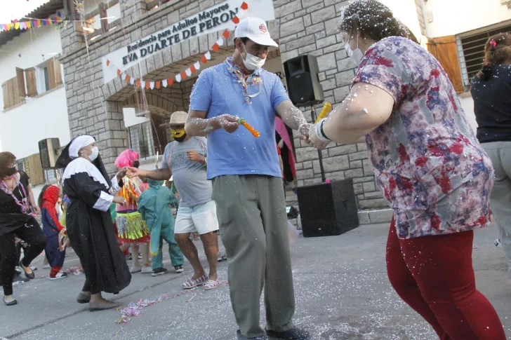 La alegría revolucionó a los abuelos y a los niños que se juntaron para festejar el carnaval