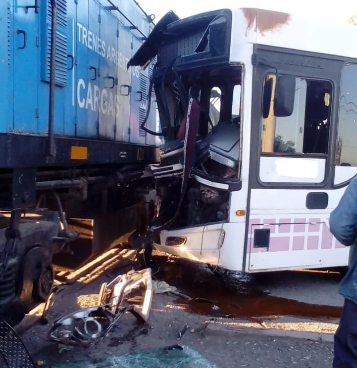 Micro chocó con tren y el chofer dijo que lo encandiló el sol y que el otro no tocó bocina