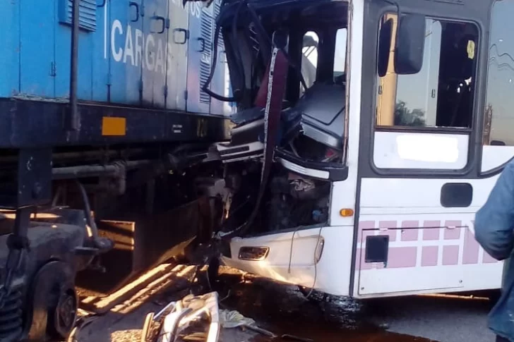 Micro chocó con tren y el chofer dijo que lo encandiló el sol y que el otro no tocó bocina