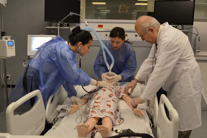 Un centro de simulación enseña a entubar y prueba respiradores