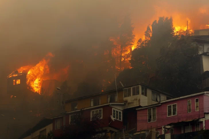 No descartan que haya sido intencional el incendio en Chile