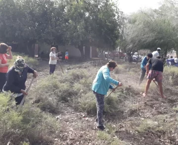 Una comunidad limpió un terreno que era un basural para hacer un comedor