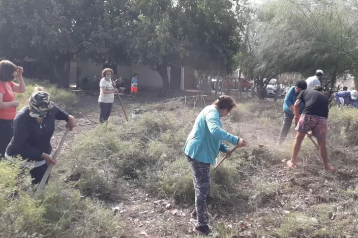Una comunidad limpió un terreno que era un basural para hacer un comedor