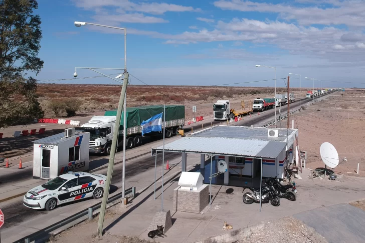 Analizan vacunar a los camioneros, especialmente a quienes cruzan a Chile