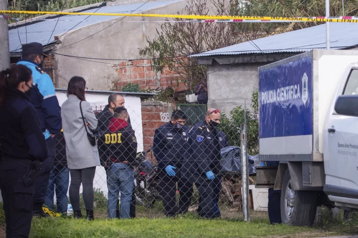 Enajenado, mató a puntazos a su mamá y su hermanita y quiso quemarlas con casa y todo