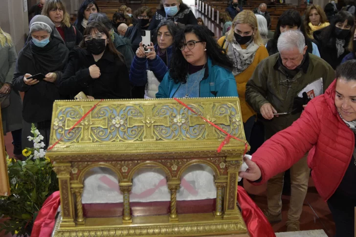 Cientos de fieles vieron las reliquias de Santa Margarita y pidieron por el país