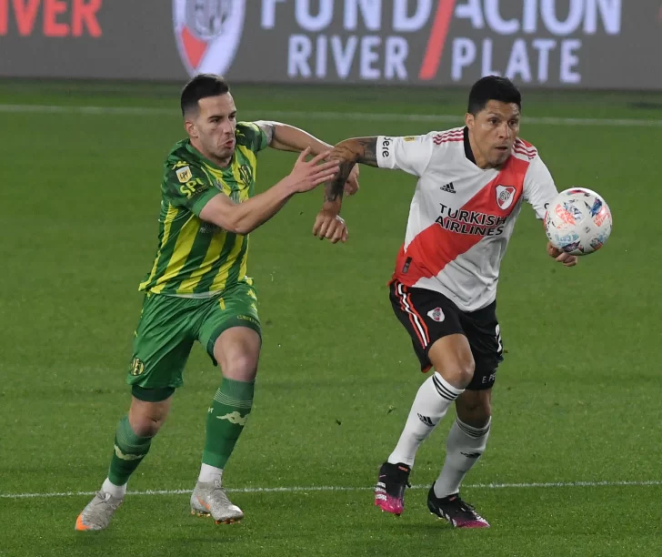 River frenó al Tiburón y se trepó