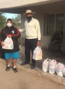 En medio de la crisis sanitaria los gauchos reparten ayuda por diferentes rincones de la provincia