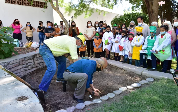Abuelos y alumnos hicieron una huerta para educar en la Casa de Sarmiento