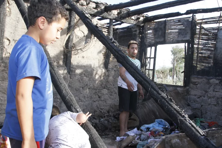 En ruinas por un incendio que les destruyó la casa