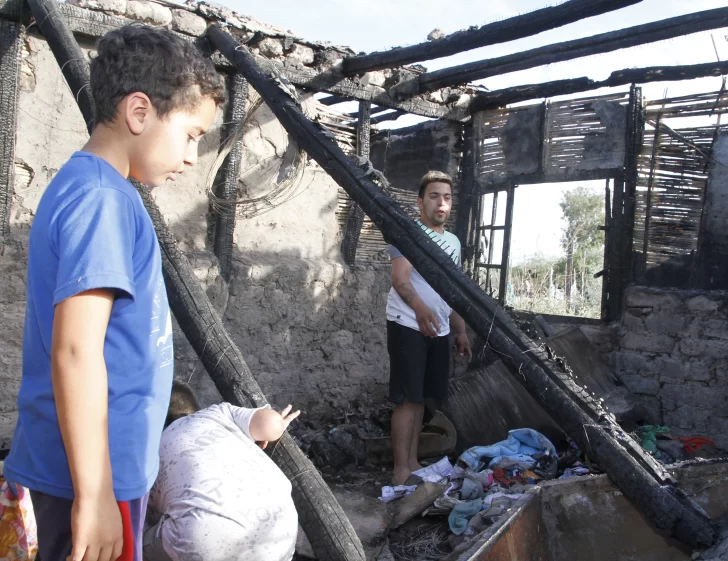 En ruinas por un incendio que les destruyó la casa