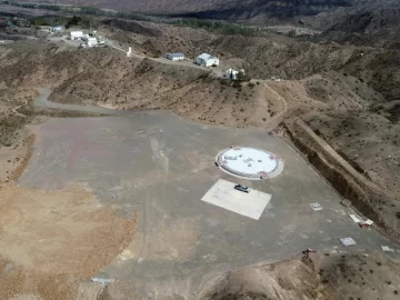 Con la llegada de tres técnicos alemanes se completa la obra civil del radiotelescopio