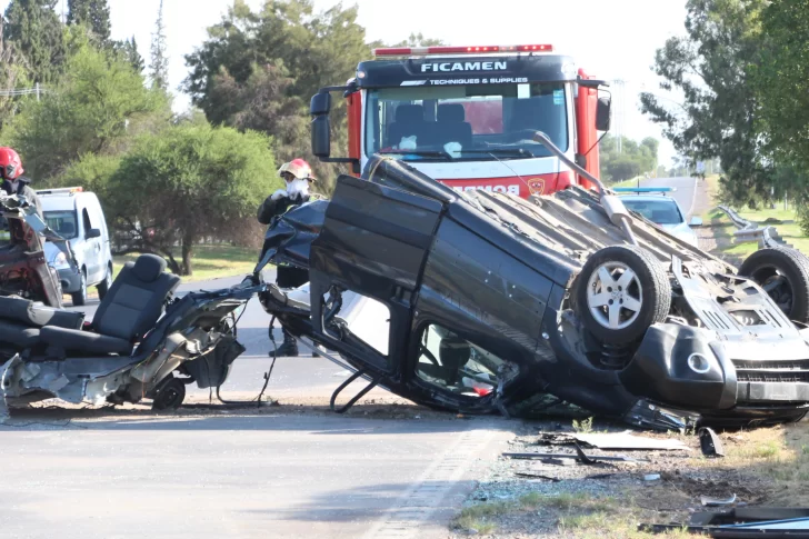 Chocó tan fuerte que se le partió el auto en dos, pero lo salvaron el cinturón y el airbag