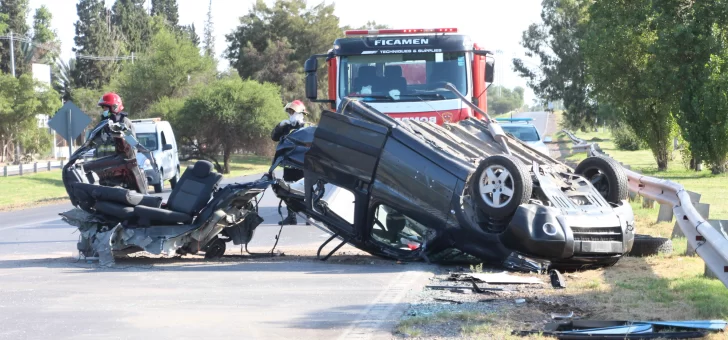 Chocó tan fuerte que se le partió el auto en dos, pero lo salvaron el cinturón y el airbag