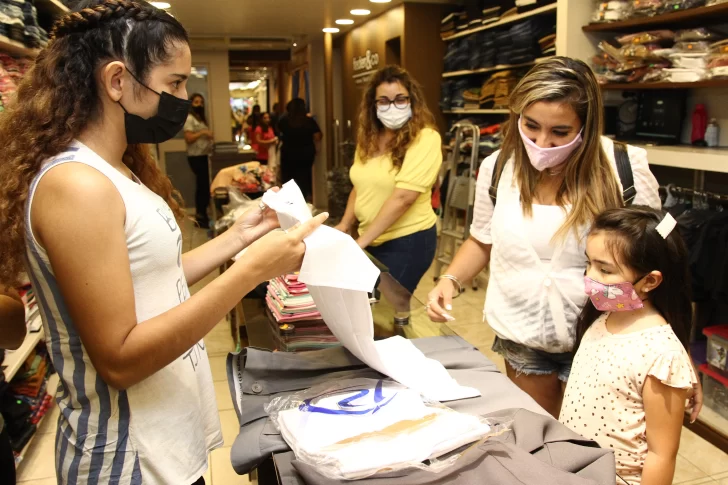 Por el aumento de precios, las familias compran lo mínimo para iniciar las clases