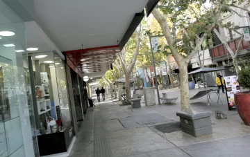 Por el paro de colectivos, la gente se las rebuscó para poder ir a cobrar y a realizar trámites al centro