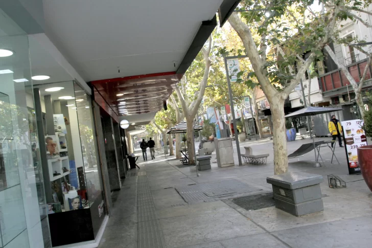 Por el paro de colectivos, la gente se las rebuscó para poder ir a cobrar y a realizar trámites al centro