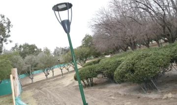 Pusieron nuevas luces y empezaron a mejorar la imagen general del Jardín de los Poetas