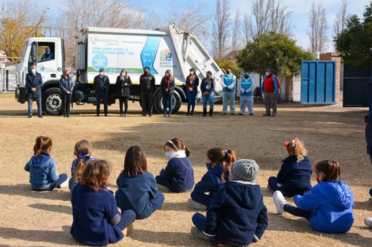 Con un camión recolector de residuos enseñan cuidado ambiental a alumnos