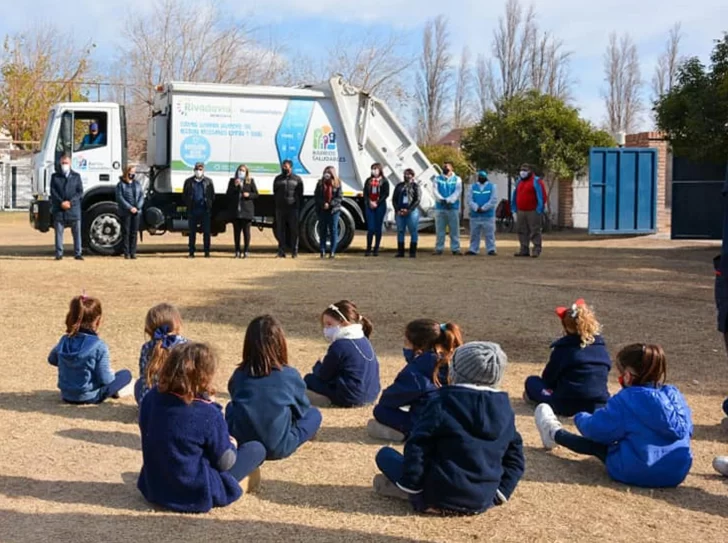 Con un camión recolector de residuos enseñan cuidado ambiental a alumnos