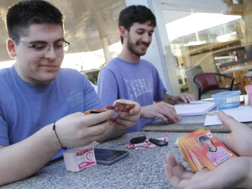 Las tácticas de los fanáticos locales para llenar el álbum de figuritas del Mundial