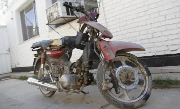 Iba en moto y con el casco puesto, pero no se salvó al estrellarse contra un árbol