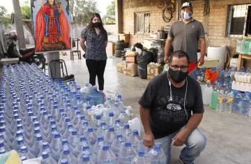 Mientras donan agua en bidones para Mogna, OSSE planea hacer un acueducto