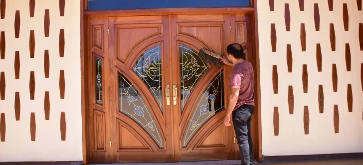 Por agradecimiento, donaron una puerta artesanal para el templo de Santa Bárbara