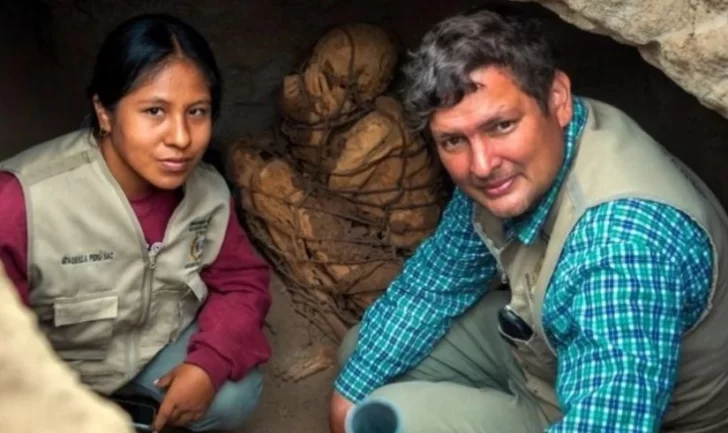 Hallan en Perú una momia misteriosamente atada y con las manos cubriéndose el rostro