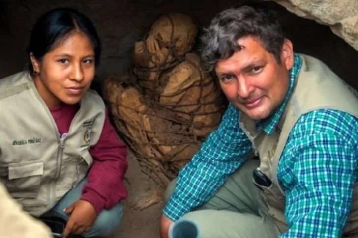 Hallan en Perú una momia misteriosamente atada y con las manos cubriéndose el rostro