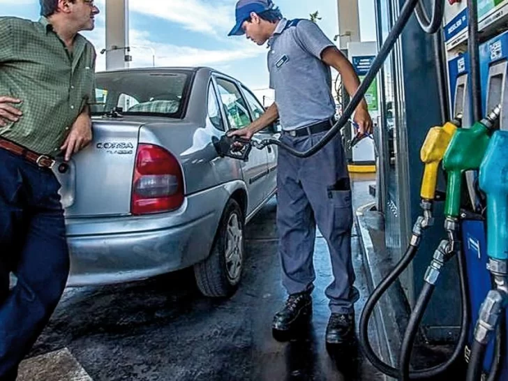 El Gobierno negocia un aumento del 5% en los combustibles