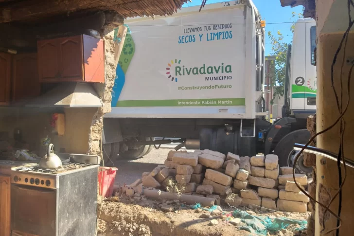 Un camión les volteó parte de la casa y casi les mata a un nene, ahora viven un drama