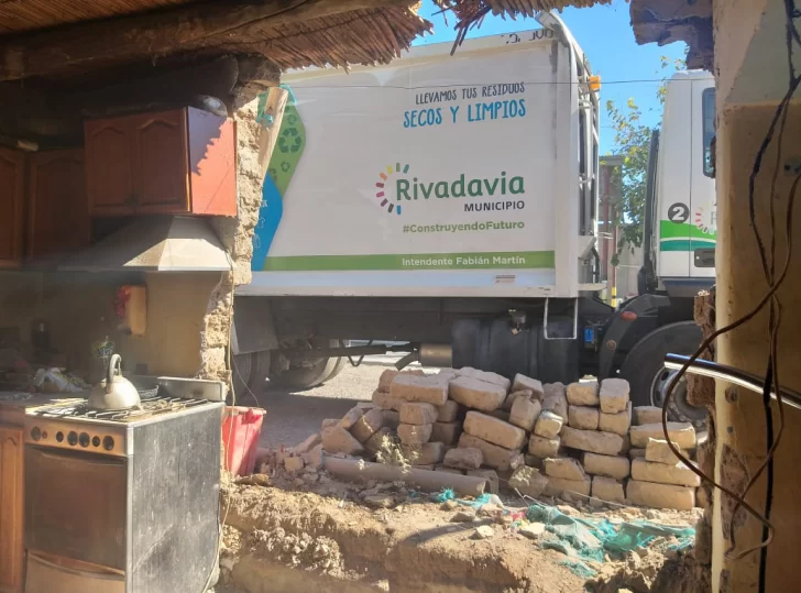 Un camión les volteó parte de la casa y casi les mata a un nene, ahora viven un drama