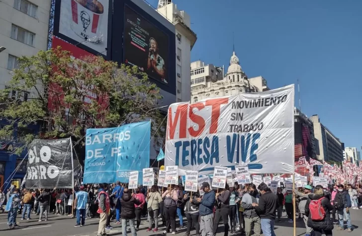 Quienes cobren el bono de 18.000 pesos tendrán prohibido comprar dólares