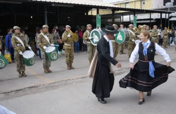 Con música, baile y hasta locro rompieron con la rutina de la Feria Municipal de Capital