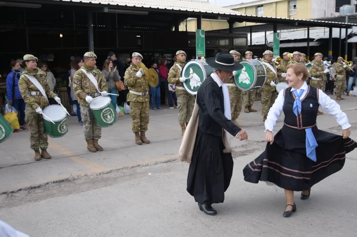 Con música, baile y hasta locro rompieron con la rutina de la Feria Municipal de Capital