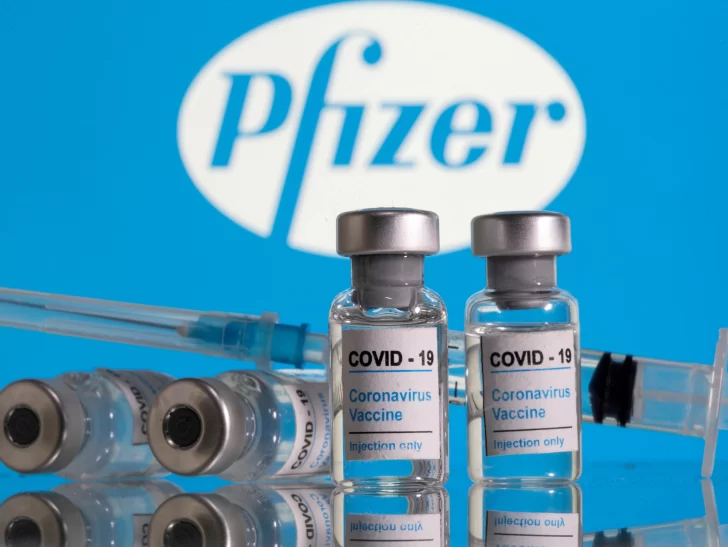 Pfizer anunció alta eficacia de dosis de refuerzo a su vacuna, según un ensayo clínico